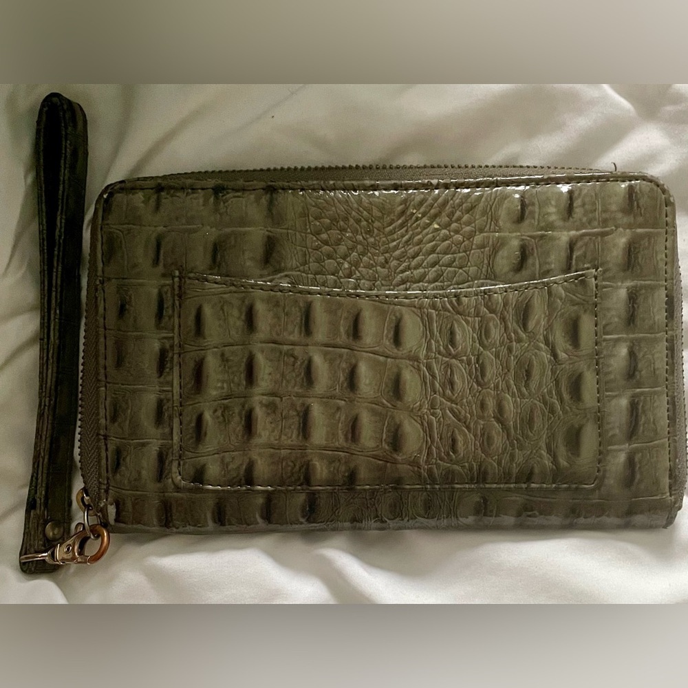 Big Buddha Elegant Crocodile Embossed Wallet - Picture 2 of 6